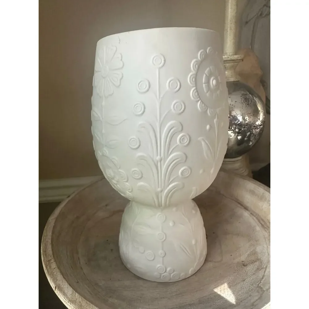 Lladró White Porcelain Vase Designed by Julio Fernández, 1971–1974 floral 9x4”